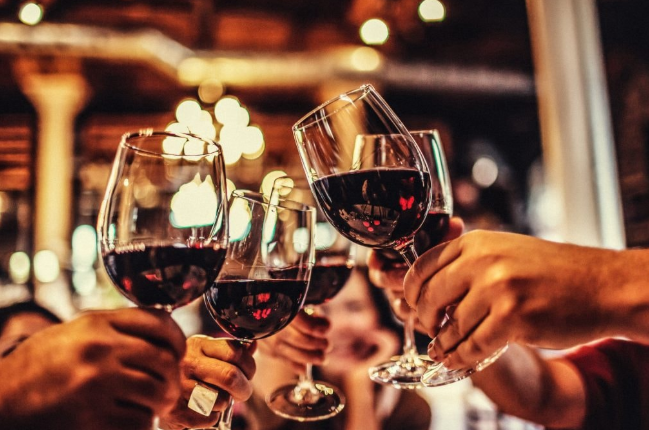 Uống rượu bia ngày Tết sao cho lâu say, đỡ mệt?